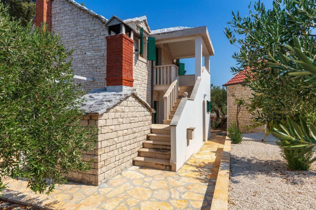 Villa Dubrava Tranquil Retreat Nestled In An Olive Grove For Serene Escapes Pucisca Eksteriør bilde